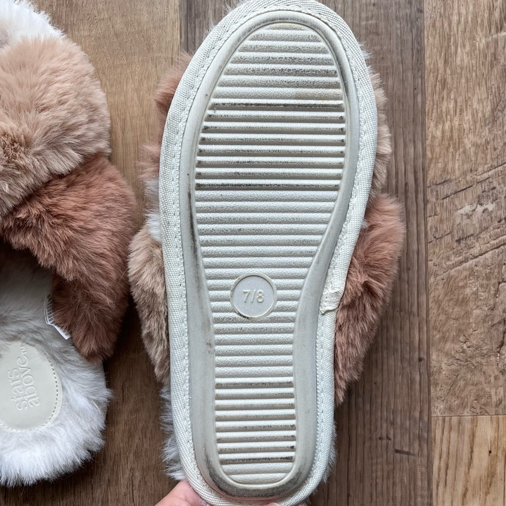Fuzzy slippers - Picture 3 of 3